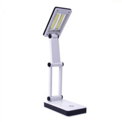 Moderne witte LED-bureaulamp met verstelbare arm en energiezuinige verlichting, perfect voor werk- en studeerplekken.