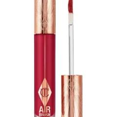 Rode lipgloss met gouden dop en applicator, luxe verpakking voor een stijlvolle make-up look.