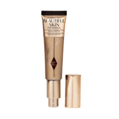 Charlotte's Beautiful Skin foundation in een goudkleurige tube met dop, geschikt voor een stralende, egale teint.