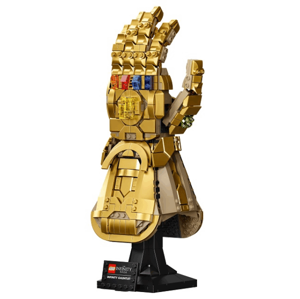 Gouden LEGO Infinity Gauntlet met zes gekleurde stenen op zwarte standaard, geïnspireerd op de Marvel-heldensaga.