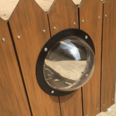 Rond venster in houten schutting voor huisdieren om naar buiten te kijken. Perfect voor nieuwsgierige honden of katten.