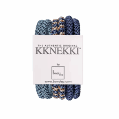 KKNEKKI haarelastieken in blauw- en bruintinten, verpakt met merklabel. Geschikt voor stevige, stijlvolle hairdo's.