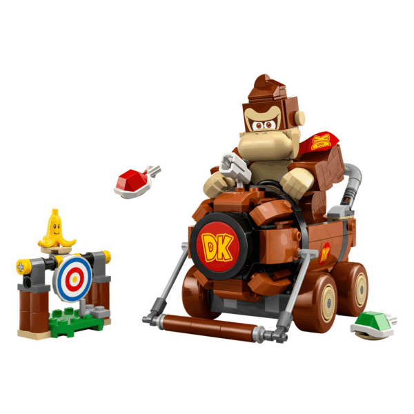 LEGO-set met herkenbaar personage in een voertuig, omringd door schietschijven en accessoires zoals een bananenschil.