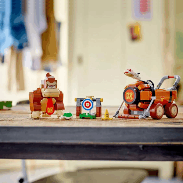 LEGO Donkey Kong-set met doelwit en wagen op tafel.