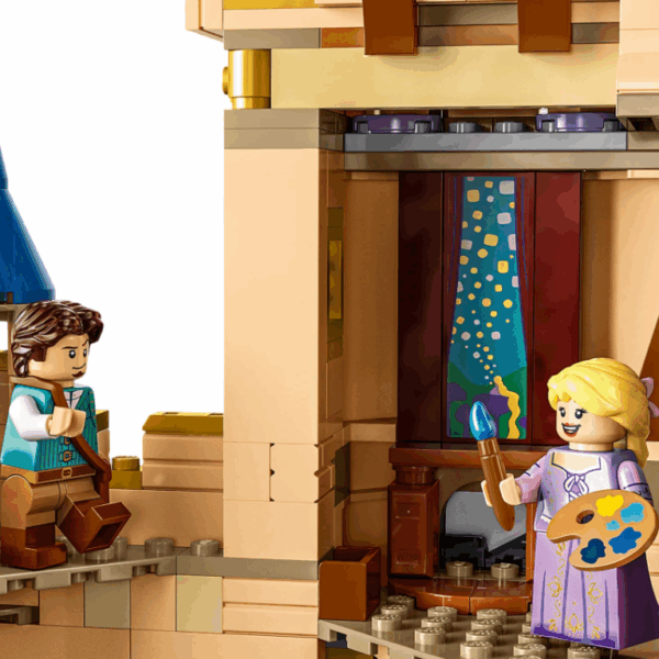 LEGO figuren in een toren met schildersezel en schilderende prinses, een perfecte speelset voor creatieve avonturen.