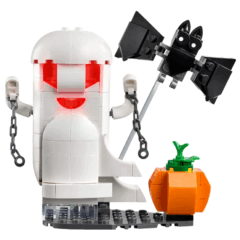 LEGO spookdecoratie met vleermuis en pompoen voor Halloween, verlicht met rode ogen.