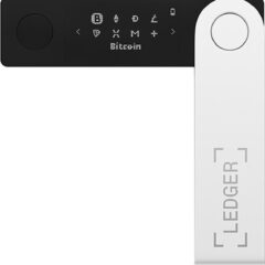 Hardware crypto wallet Ledger Nano, opengevouwen en verbonden, met Bitcoin-logo op scherm. Veiligheid voor digitale valuta.