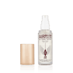 Flawless setting sprayfles met opdruk Airbrush Flawless en witte pomp, open dop ernaast, tegen een witte achtergrond.