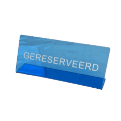 Blauw bord met de tekst GERESERVEERD voor het aanduiden van een gereserveerde ruimte of plek.