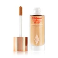 Flacon met een Hollywood Flawless Filter foundation voor een stralende gloed, open met applicator en gouden dop.
