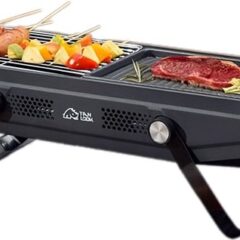 Draagbare tafelbarbecue met vlees en groenten op grill, ideaal voor buiten koken en gezellige zomerse etentjes.