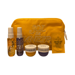 Sol de Janeiro reisset met Bum Bum Cream, body butter, olie en spray in een gele tas. Perfect voor onderweg en thuisverzorging.
