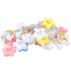 Decoratieve feestverlichting met sterren, regenbogen en wolkjes in vrolijke kleuren. Perfect voor kinderkamers.