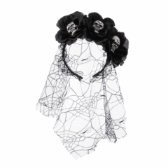 Zwart haarband met bloemen en schedels, versierd met spinnenweb kant. Perfect als gotisch of Halloween-accessoire.