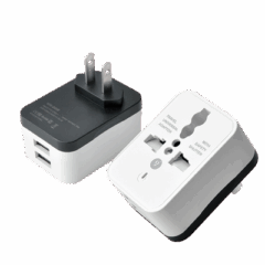 Universele reisstekker met USB-poorten, geschikt voor internationale stopcontacten. Ideaal voor wereldreizigers.