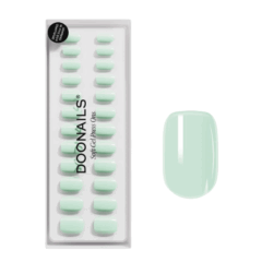Mintgroene soft gel press-on nagels van Doonails voor een snelle en elegante manicure.