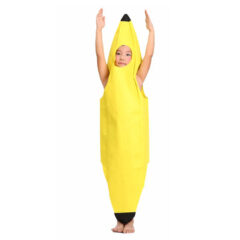 Kind in bananenpak met opgestoken armen, op witte achtergrond. Perfect voor Halloween of verkleedpartijen.
