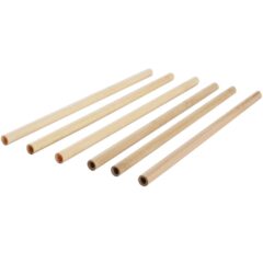 Zes herbruikbare bamboe rietjes op een witte achtergrond, milieuvriendelijk alternatief voor plastic rietjes.