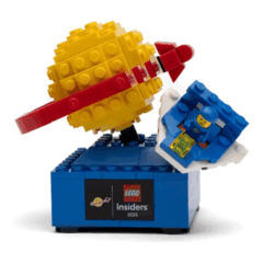 LEGO ruimtevaarder set met planeet en minifiguur, exclusief voor Insiders 2025. Ideaal voor verzamelaars.