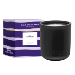 Marie-Stella-Maris Violet Muse geurkaars met paarse verpakking, luxe interieuraccessoire voor een ontspannen sfeer.