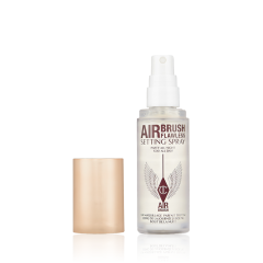 Flawless setting sprayfles met opdruk Airbrush Flawless en witte pomp, open dop ernaast, tegen een witte achtergrond.