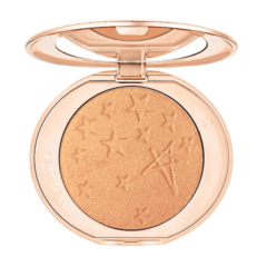Open poederdoos met bronzer en sterrenpatroon, geschikt voor een stralende, gebruinde look.