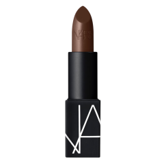 Bruine lipstick in zwarte huls met wit logo, stijlvolle en klassieke make-upkeuze voor elke gelegenheid.