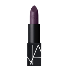 Donkerpaarse lippenstift in elegante zwarte huls, stijlvol en verfijnd voor een opvallende look.