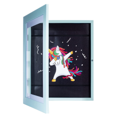 Eenhoorn met regenboogmanen en zonnebril doet de dab in een open glazen doos met zwart achtergrond.