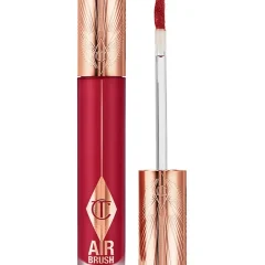 Rode lipgloss met gouden dop en applicator, luxe verpakking voor een stijlvolle make-up look.