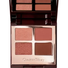 Make-up palet met vier warme, bruine oogschaduwtinten in een glanzende verpakking voor een veelzijdige look.
