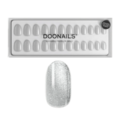 Herbruikbare press-on nagels van DOONAILS in een stijlvolle zilveren afwerking, perfect voor een glamoureuze uitstraling.