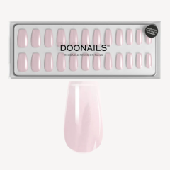 Herbruikbare press-on nagels van Doonails in een elegante lichtroze kleur, perfect voor een snelle mani.