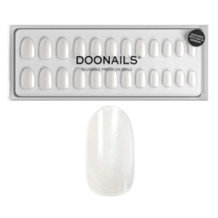 Herbruikbare press-on nagels in een stijlvolle verpakking, ideaal voor een snelle en mooie manicure.