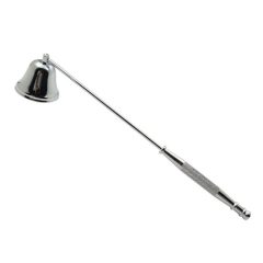 Zilveren kaarsendover met lange steel, ideaal voor veilig doven van kaarsen zonder rook of spatten.