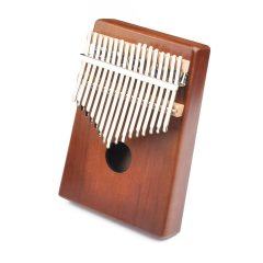 Kalimba muziekinstrument van hout met metalen toetsen, zijaanzicht, geïsoleerd op witte achtergrond.