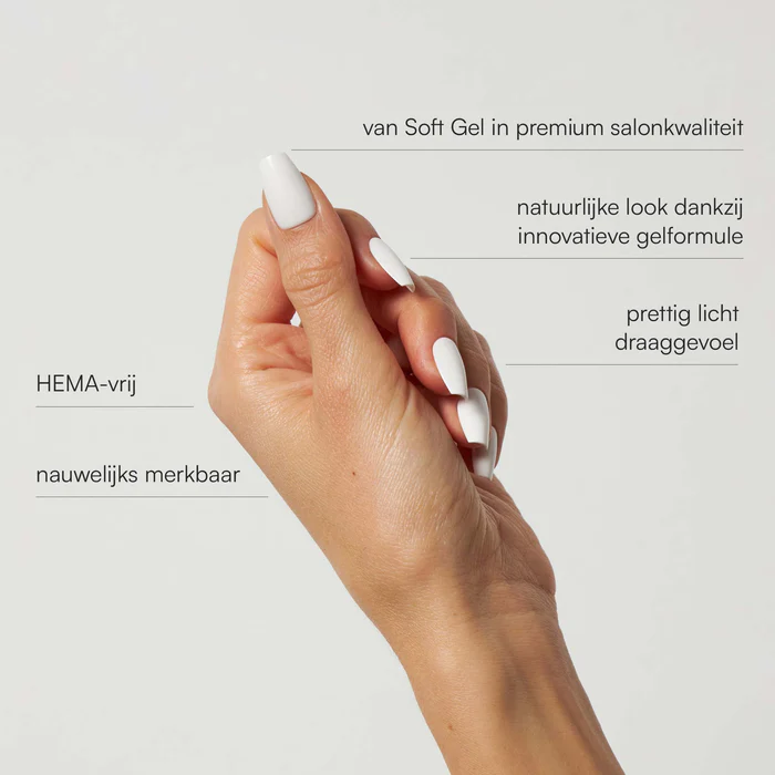 Hand met gelnagels in salonkwaliteit, HEMA-vrij en comfortabel, natuurlijk ogend met innovatieve formule.