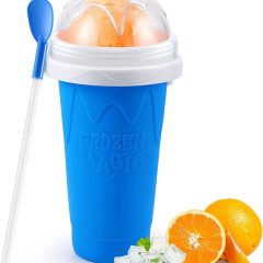 Blauwe Frozen Magic beker met glazen deksel, gevuld met sinaasappelsorbet. Inclusief lepel en ijsblokjes voor verkoeling.