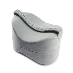 Grijze knie-orthopedisch kussen met elastische band voor extra ondersteuning en comfort tijdens het slapen.