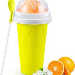Gele Frozen Magic smoothie beker met sinaasappelijsschaafsel, lepel, ijsblokjes en sinaasappels. Ideaal voor verfrissende dranken.