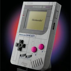 LEGO set van een klassieke Nintendo Game Boy, iconisch ontwerp met details, 18+ bouwplezier, 421 delen.