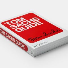 Omslag van Tom Sachs Guide boek, witte achtergrond, rode en witte tekst, uitgegeven door Phaidon.