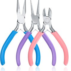 Set van drie handtangen met gekleurde handgrepen voor veelzijdig gebruik in knutsel- en reparatieprojecten.