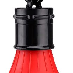 Rode LED kampeerlamp met karabijnhaak, ideaal voor buitenavonturen en noodverlichting.