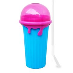 Felgekleurde blauwe en roze slushie-beker met deksel en lepel voor het maken van ijskoude drankjes thuis.