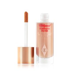 Open fles Hollywood Flawless Filter voor een stralende jeugdige gloed met goudkleurige dop en applicator.