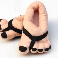 Pluche slippers in de vorm van voeten met teenslippers. Zachte, grappige pantoffels voor thuiscomfort.