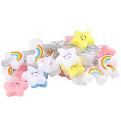 Decoratieve feestverlichting met sterren, regenbogen en wolkjes in vrolijke kleuren. Perfect voor kinderkamers.
