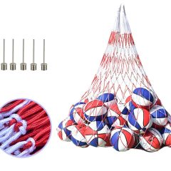 Net gevuld met rood-wit-blauwe sportballen en vijf ventielnaalden, klaar voor sportevenementen en trainingen.