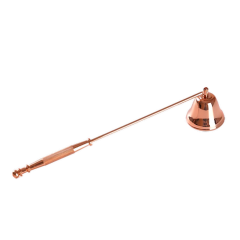Koperen kaarsendover met lange steel op zwarte achtergrond, ideaal voor veilig doven van kaarsen.